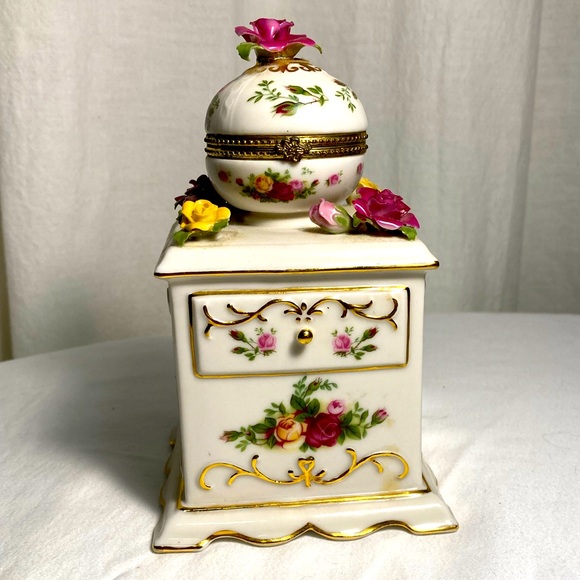 Royal Albert Other - Royal Albert country Rose music box